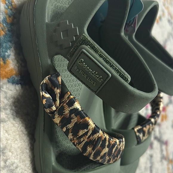 NWT Muk Luks Green and Leopard Print Sandals - Picture 3 of 5